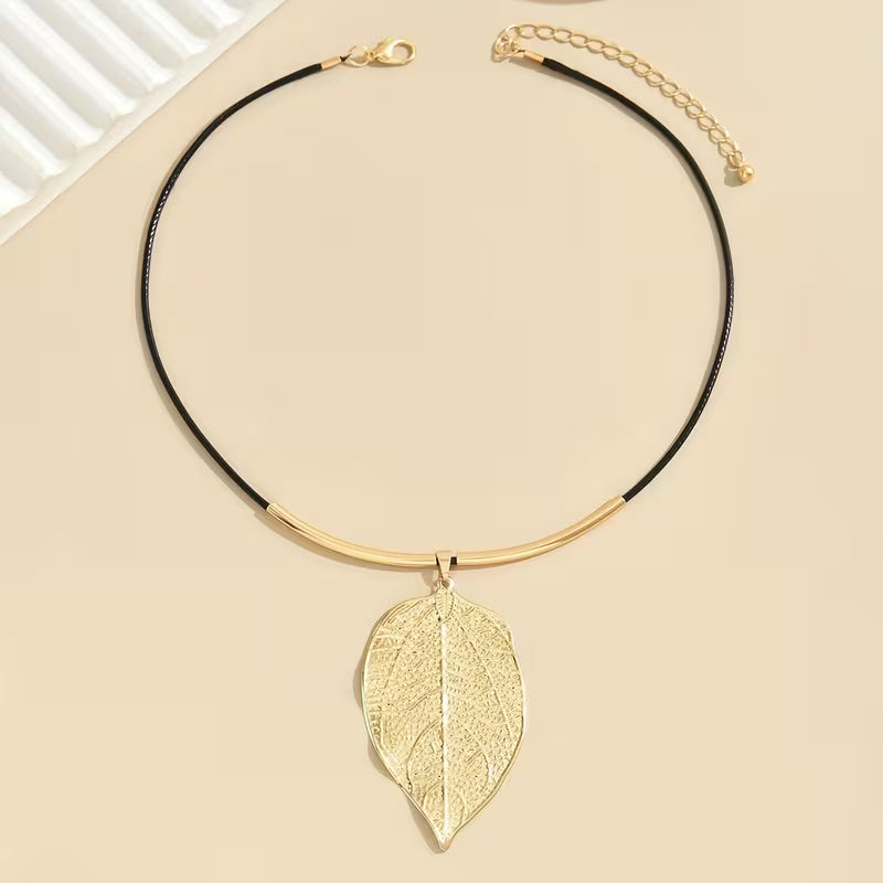 Elegant Leaf Texture Pendant Necklace