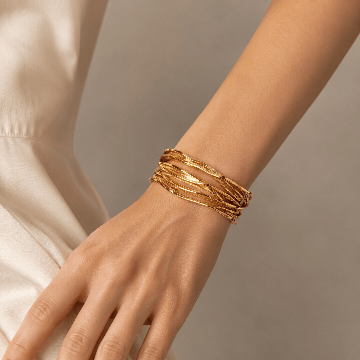 Women’s Vintage Openwork Metal Bangle