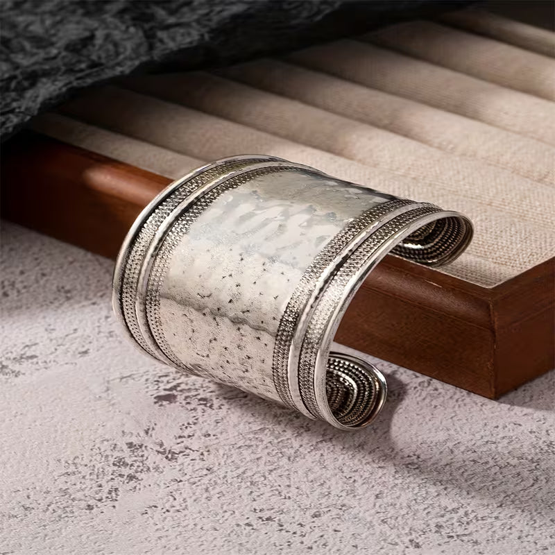 A Bohemian-style Chic Golden-tone Bracelet