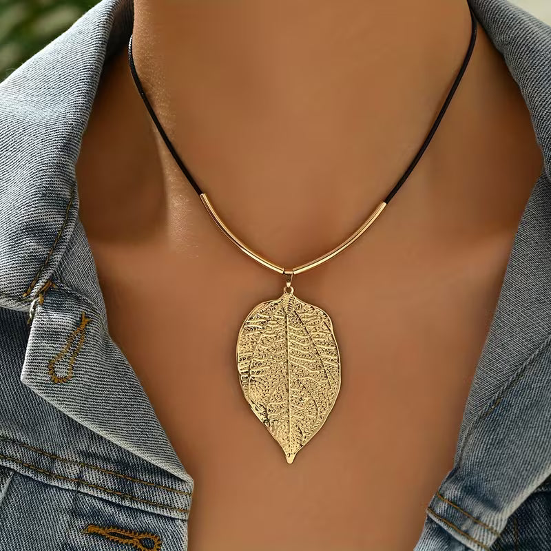 Elegant Leaf Texture Pendant Necklace